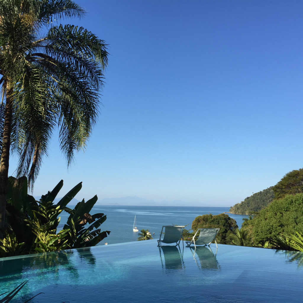 Casa mar paraty: 2 deckchairs apparently standing in an infinity swimming pool overlooking sea